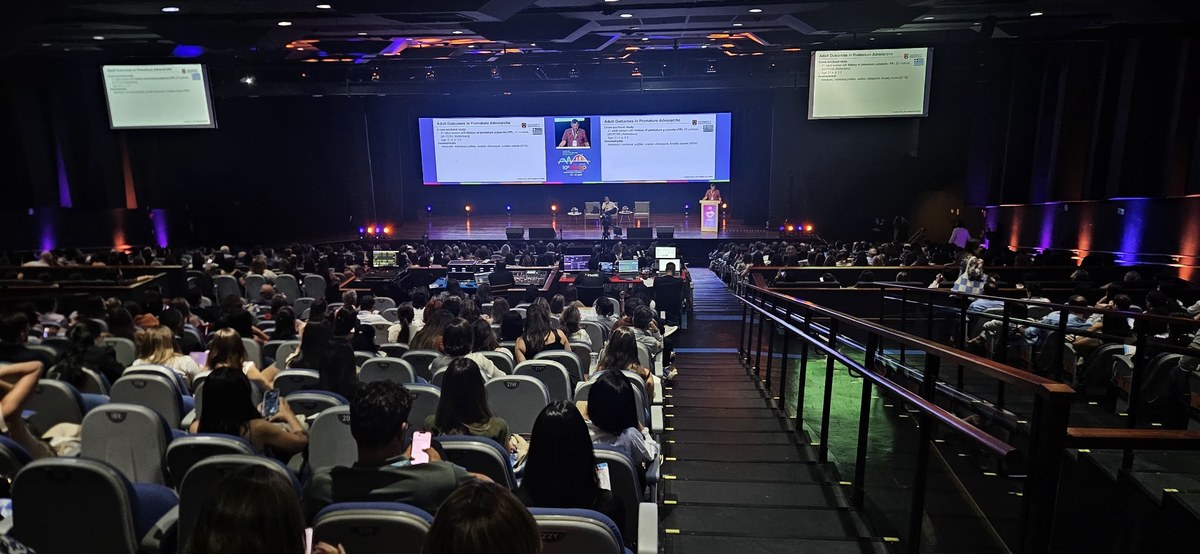 Congresso corporativo com auditório lotado