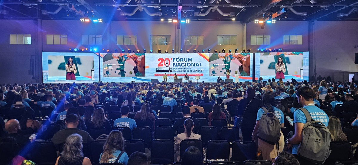 Projeção em tela grande durante apresentação corporativa